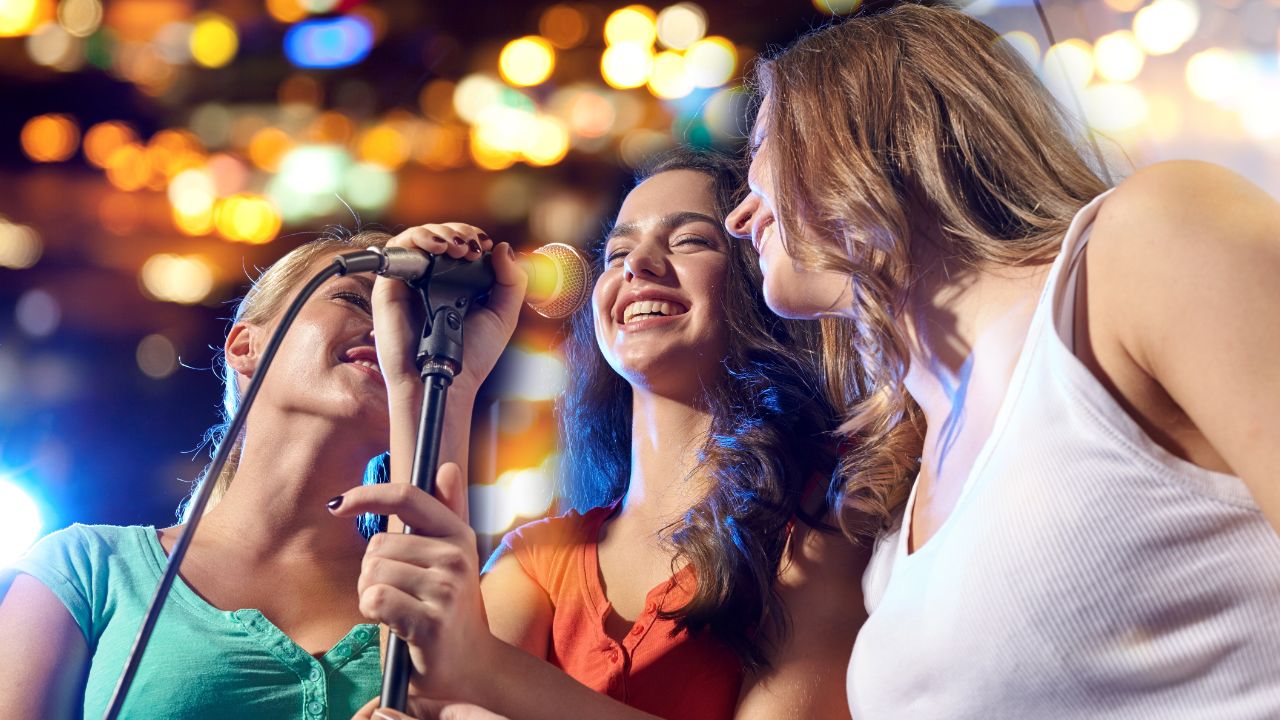 El karaoke es una de las tradicionales pruebas para una despedida de soltera